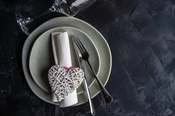 Instelling Van Tabel Met Rustieke Hart Voor Valentijnsdag Diner Donkere — Stockfoto