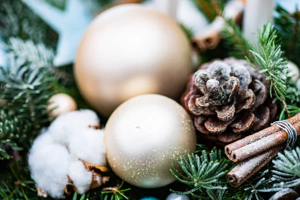 圣诞贺卡概念在质朴的深色木背景与明亮的球 冷杉树和棉头 — 图库照片