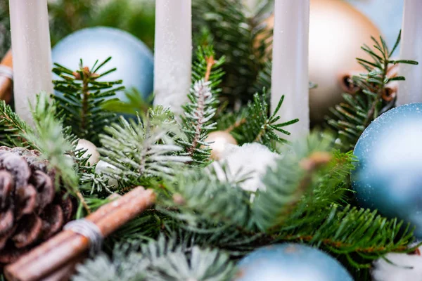 Concepto Tarjeta Navidad Sobre Fondo Rústico Madera Oscura Con Bolas — Foto de Stock