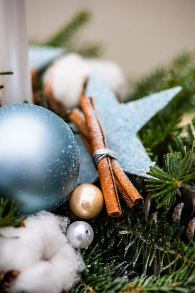 Vánoční Přání Koncept Rustikální Tmavá Dřevěná Pozadí Světlé Koule Jedle — Stock fotografie