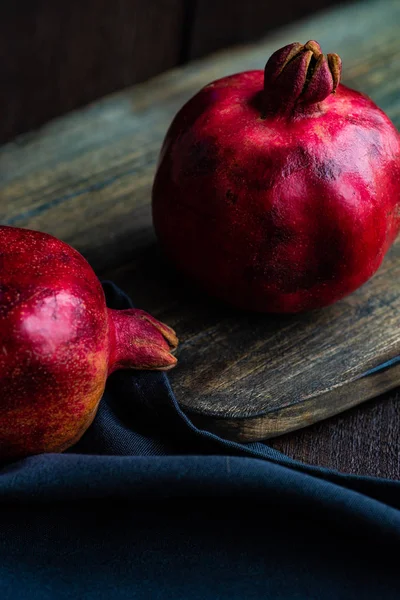 Mogen Granatäpple Mörk Trä Bakgrund Med Kopia Utrymme Som Ekologisk — Stockfoto