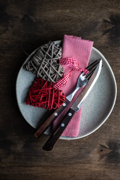 Tischdekoration Für Das Abendessen Valenites Day Auf Grauem Betonhintergrund Mit — Stockfoto