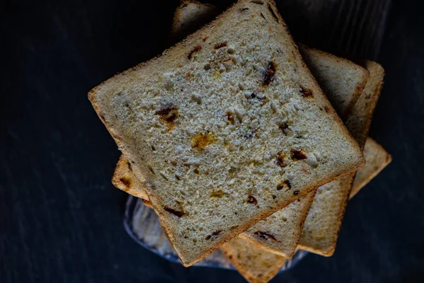 Кусочки Пряного Хлеба Помидорами Оливками Деревянном Фоне — стоковое фото