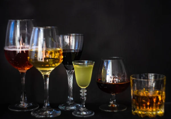 Set Van Glazen Met Alcohol Drankjes Donkere Achtergrond Met Kopie — Stockfoto