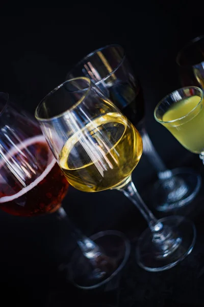 Glas Vin Mörk Bakgrund Som Dryck Koncept Med Kopia Utrymme — Stockfoto