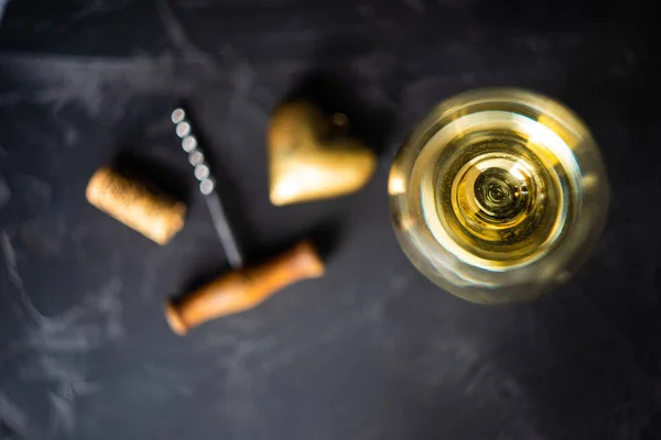 Glas Vin Mörk Bakgrund Som Dryck Koncept Med Kopia Utrymme — Stockfoto