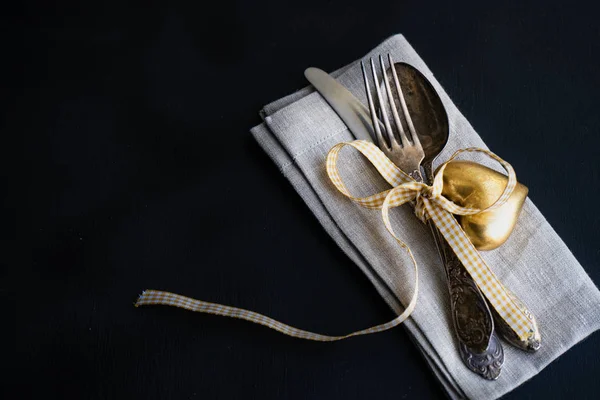 Tischdekoration Für Das Abendessen Valenites Tag Auf Dunklen Holztisch Mit — Stockfoto