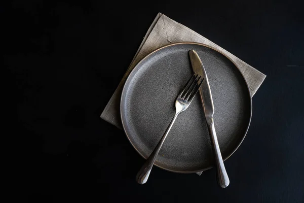 空盘子 餐巾和餐具在质朴的背景与复制空间 — 图库照片
