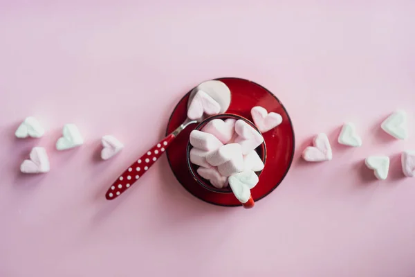 Valentines Konzept Mit Roter Vintage Tasse Voller Herzförmiger Marshmallow Auf — Stockfoto