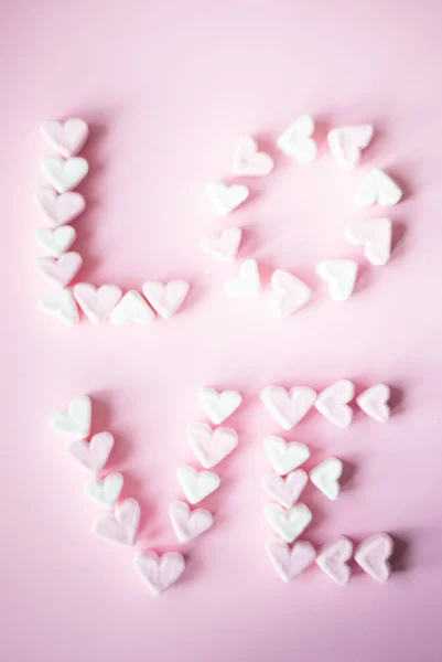 Valentines Konzept Mit Wort Liebe Aus Herzförmigem Marshmallow Auf Rosa — Stockfoto