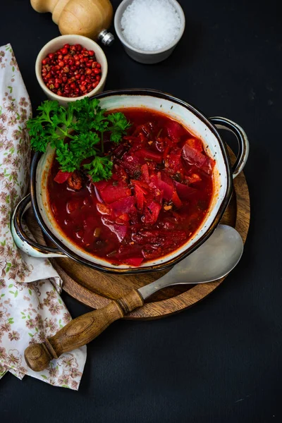 Παραδοσιακή Ουκρανική Τεύτλων Κόκκινη Σούπα Μπορς Στο Ξύλινο Τραπέζι — Φωτογραφία Αρχείου