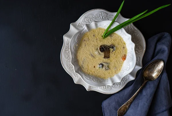 Sopa Con Champiñones Crema Agria Sobre Fondo Rústico Con Espacio —  Fotos de Stock