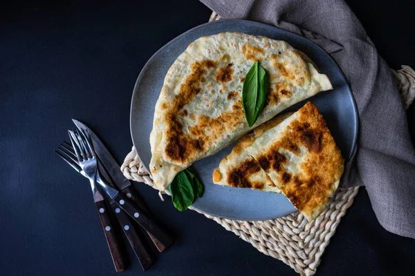 Cozinha Azerbaijan Tradicional Pão Plano Com Ervas Kutaby — Fotografia de Stock