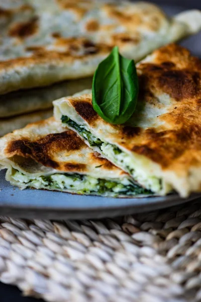 Traditionele Azerbeidzjan Keuken Plat Brood Met Kruiden Kutaby — Stockfoto