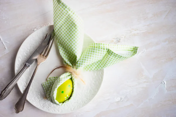 Apparecchiatura Della Tavola Festiva Cena Pasquale Tavolo Legno Bianco Con — Foto Stock