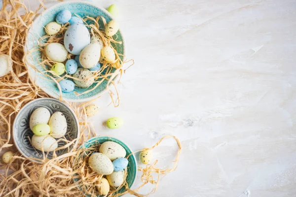 Tarjeta Vacaciones Pascua Con Variedad Huevos Pascua Sobre Fondo Rústico — Foto de Stock