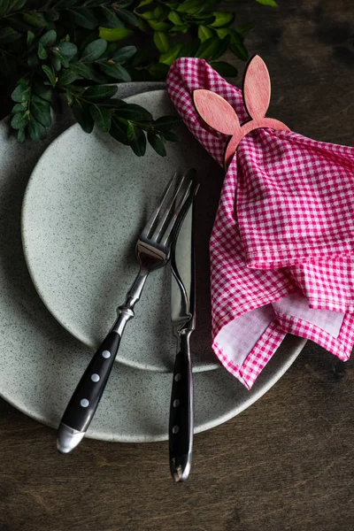 Frühling Tischdekoration Für Den Osterurlaub Dinner Mit Buchsbaum Und Bunten — Stockfoto