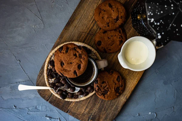 コピー スペースを持つ素朴な背景にコーヒーとチョコレート クッキーのカップでコーヒー時間の概念 — ストック写真