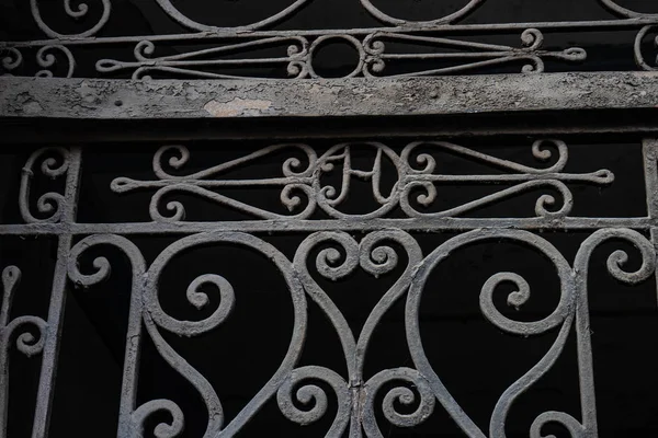 古いトビリシ 世紀および 世紀の建築の Sololaki エリアにドアの外装の鍛造鉄インテリア — ストック写真