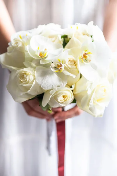 Hermoso Ramo Bodas Con Rosas Blancas Orquídeas Sobre Fondo Blanco —  Fotos de Stock