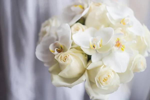 Hermoso Ramo Bodas Con Rosas Blancas Orquídeas Sobre Fondo Blanco — Foto de Stock