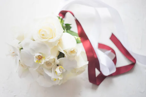 Прекрасный Свадебный Букет Белыми Розами Орхидеями Белом Фоне Копировальным Пространством — стоковое фото