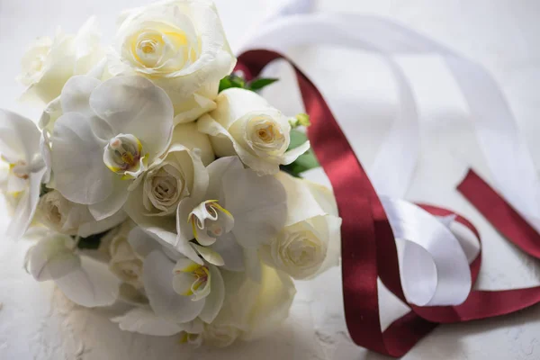 Bellissimo Bouquet Sposa Con Rose Bianche Orchidee Sfondo Bianco Con — Foto Stock