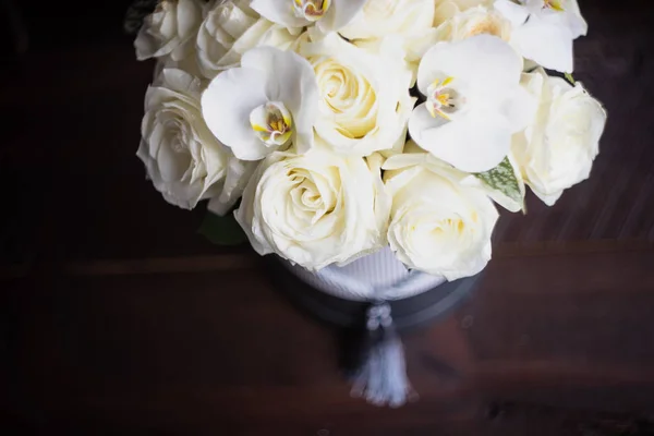 Caja Regalo Llena Hermosas Rosas Blancas Orquídeas Sobre Fondo Madera — Foto de Stock