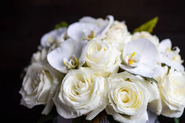 Caja Regalo Llena Hermosas Rosas Blancas Orquídeas Sobre Fondo Madera —  Fotos de Stock