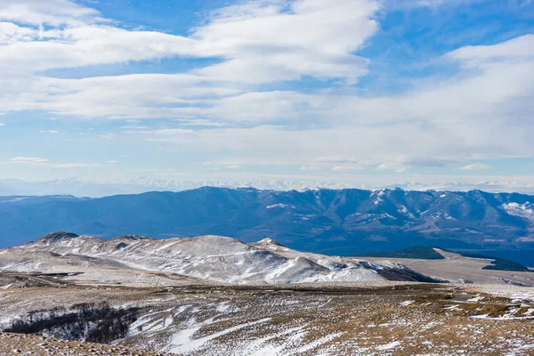 Mavi Kış Gökyüzü Yol Dağ Kış Döneminde Caucasus Dağ Yakın — Stok fotoğraf
