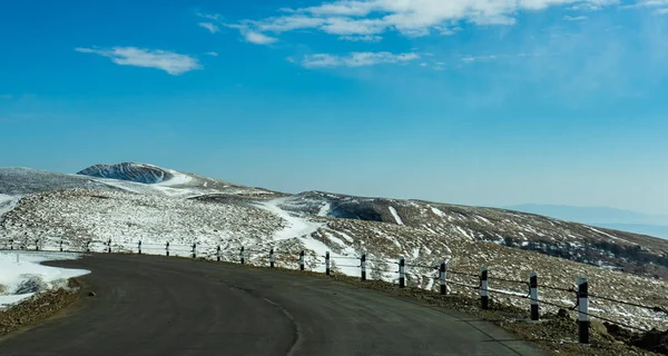 冬の空と山 トビリシ グルジアの近くにコーカサス山脈で 冬時間の道路 — ストック写真