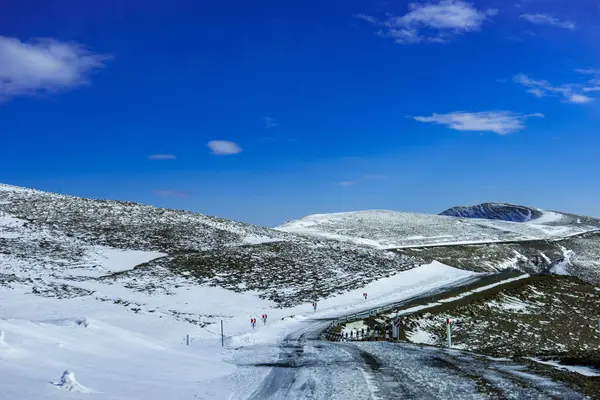 Cielo Azul Invierno Carretera Montaña Tiempo Invierno Cordillera Del Cáucaso — Foto de Stock