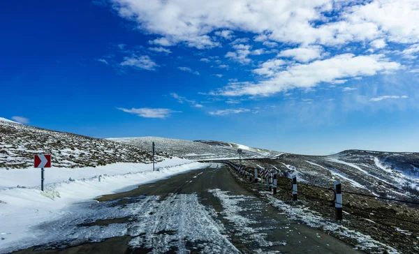 Cielo Azul Invierno Carretera Montaña Tiempo Invierno Cordillera Del Cáucaso — Foto de Stock
