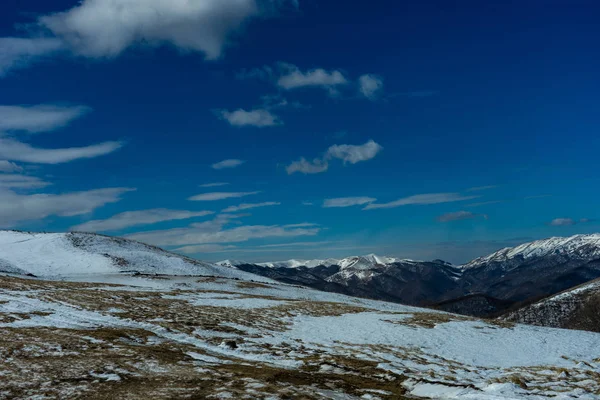 Cielo Azul Invierno Carretera Montaña Tiempo Invierno Cordillera Del Cáucaso — Foto de Stock