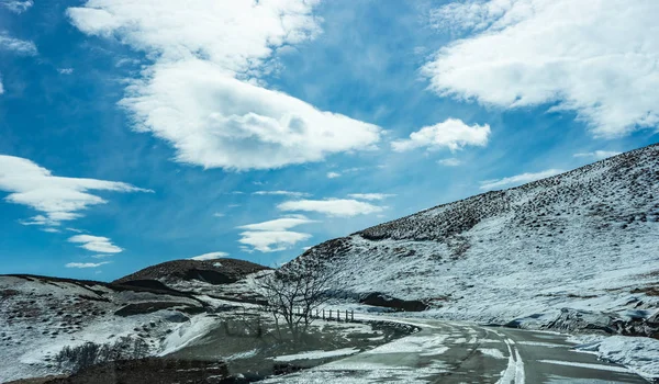 Niebo Niebieski Zima Droga Góry Zimą Góry Kaukazu Niedaleko Tbilisi — Zdjęcie stockowe