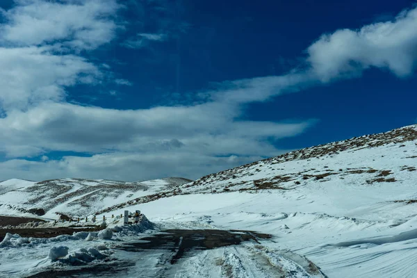 Blå Vinter Himlen Och Väg Berg Vintertid Caucasusen Bergskedja Nära — Stockfoto