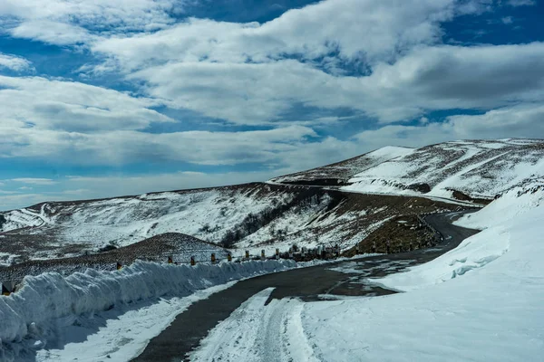 Niebo Niebieski Zima Droga Góry Zimą Góry Kaukazu Niedaleko Tbilisi — Zdjęcie stockowe