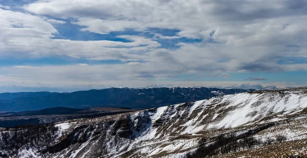 Cielo Azul Invierno Carretera Montaña Tiempo Invierno Cordillera Del Cáucaso — Foto de Stock