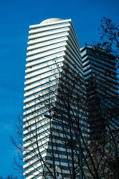 著名的安讯士在格鲁吉亚首都第比利斯的现代市中心 Vake 地区建造摩天大楼 — 图库照片