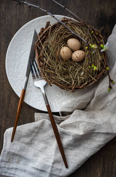 Apparecchiare la tavola per la cena pasquale — Foto Stock