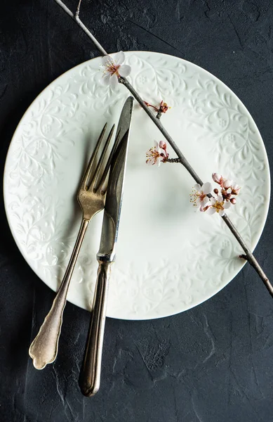 Frühlingstisch mit blühendem Ast — Stockfoto