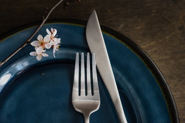 Vår bords inställning med blommande trädgren — Stockfoto