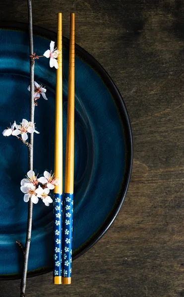 Ajuste de mesa de primavera con rama de árbol en flor —  Fotos de Stock