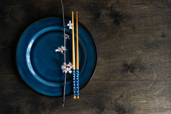 Ajuste de mesa de primavera con rama de árbol en flor — Foto de Stock