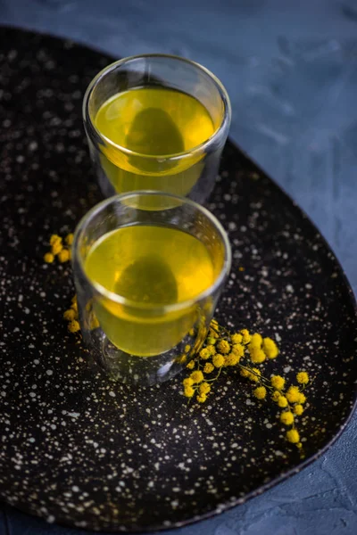 Bebida tradicional italiana de alcohol de limón limoncello — Foto de Stock