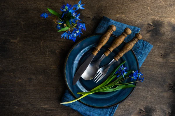 Lente tafel instelling met blauwe Scilla siberica — Stockfoto