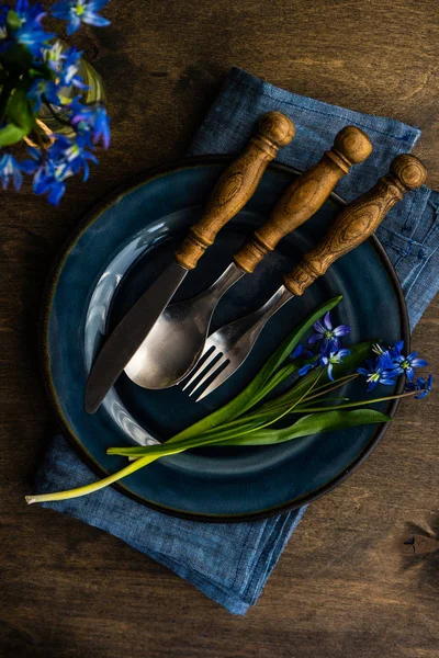 Lente tafel instelling met blauwe Scilla siberica — Stockfoto