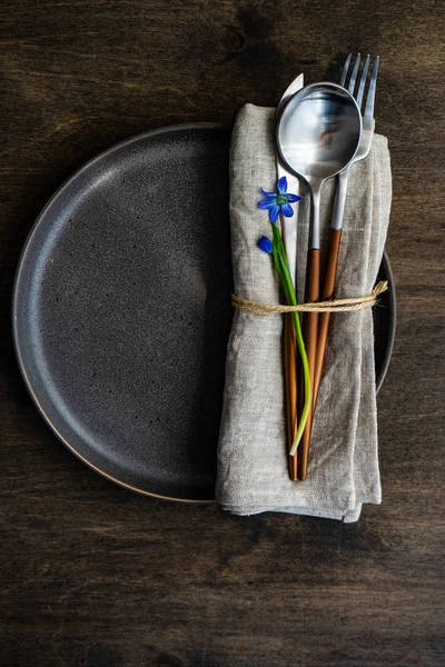 Configuração de mesa de primavera com azul scilla siberica — Fotografia de Stock