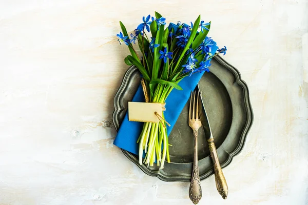 Configuração de mesa de primavera com azul scilla siberica — Fotografia de Stock