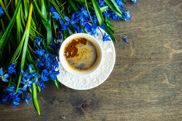 Kahve ve çiçekler ile bahar konsepti — Stok fotoğraf
